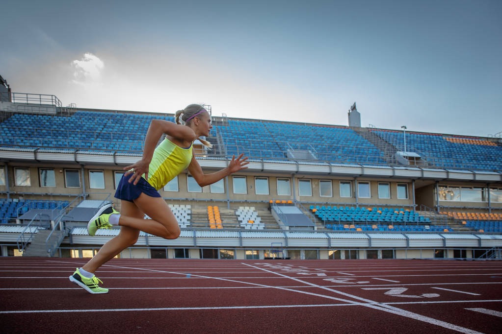 桑德斯：库里强到离谱，教练信任我所以才让我去防他